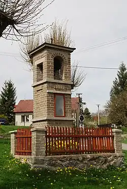 Kamenná zvonice ve vesnici