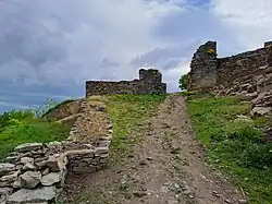 Torzo branské věže do jádra hradu