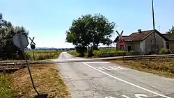 Železniční stanice a přejezd v Kalinovaci