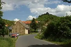 Pohled na obec se zříceninou hradu od jihozápadu