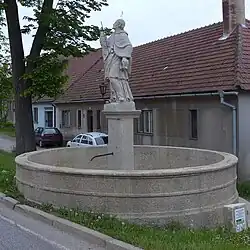 Kamenice Kašna se sochou svatého Jana Nepomuckého.jpg