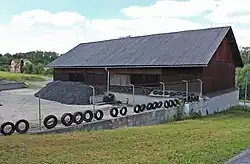 Sklad uhlí pod vesnicí