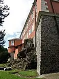 Východní křídlo zámku s pozůstatky hradu