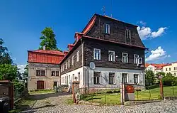 Pohled na budovu z prostřední části ulice „Harryho Palme“