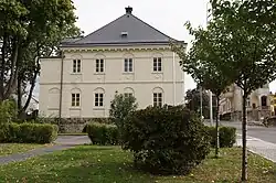 Pohled na západní štítovou stranu (z ulice Krátká), patrná patrová zděná přístavba v místě zaslepené 5. okenní osy