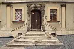 Detail vstupních dveří s portálem a schodištěm (rok 2018)