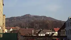 Kamenický kopec z náměstí v Zákupech