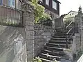 Opěrná zeď a otevřené kamenné schodiště do ulice Kamenická (rok 2022)