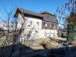 Pohled na východní štítovou stěnu a patrovou zděnou přístavbu v zahradě (rok 2022)