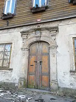 Detail pískovcového portálu kolem hlavního vchodu z ulice 9. května (rok 2022)