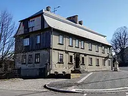 Pohled na dům z křižovatky ulic 9. května a Boženy Němcové (jihozápadní štítová stěna)