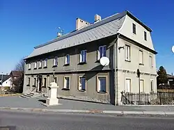 Pohled na dům z ulice 9. května (jihovýchodní štítová stěna)