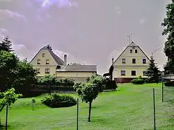 Typická usedlost oblasti, tvořená dvěma trakty, svírajícími dvůr. Dnes obvykle rozdělená na dvě popisná čísla.