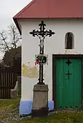 Kříž před kaplí