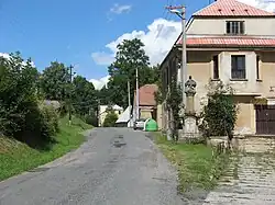 Sousoší Nejsv.Trojice před býv.obchodem. Zde napříč silnicí prochází hranice mezi Čechami a Moravou, přičemž obchod je na Moravě.