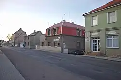 Hlavní ulice (Karlovarská třída) v Kamenných Žehrovicích