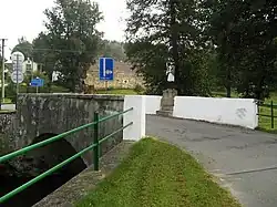 Kamenný Malíkov, kamenný obloukový most přes Nežárku.jpg