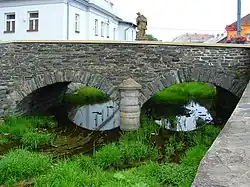 Kamenný most se sochou.jpg