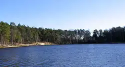 Kamenný rybník, po jehož břehu stezka vede