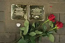 Kameny zmizelých Emila a Anny Valčíkových v Brně v den jejich odhalení