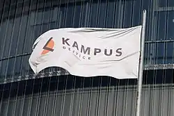 Kampus Dejvice, vlajka před budovou NTK
