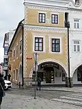Nároží domu (pohled z náměstí)