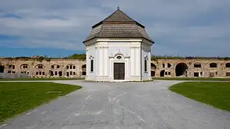 Kaple sv. Anny na nádvoří místní barokní pevnosti