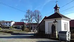 Kaple a náves v Dubu