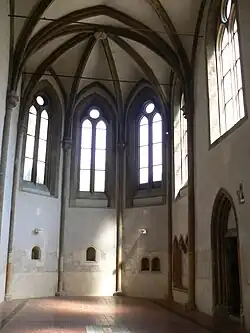 Anežský klášter - paprsčitě zaklenutý závěr presbytáře kostela sv. Františka