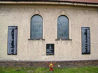 Jižní stěna s pamětními deskami (2016)