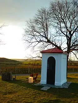 malá kaple leží na kopci pri cestě do Velkých Pavlovic s výhledem na pálavu