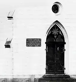 Detail vstupního průčelí s popisovou tabulkou