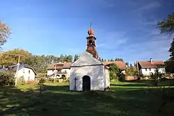 kaple na návsi