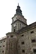 Barokní věž s hodinami dominující starým sýpkám