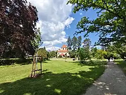Pohled zahradou na kapli sv. Anny