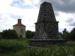 Kaple a pomník na Ovčím vrchu