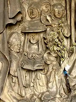 Detail gotického reliéfu: stav duchovní