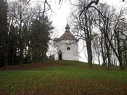 Kaplička svaté Markéty na vrchu západně od Oselců