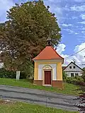 Kaple s kamenným památníkem obětem války (vlevo)
