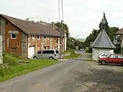 Kaplička a bývalý statek