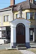 Kaplička se sochou sv.Jana Nepomuckého v Drozdově.jpg