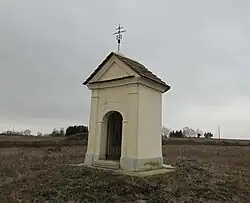 Kaplička u silnice mezi Žirovnicí a Strannou (Q38233774).jpg