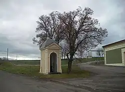 Kaplička v Chyši západně od náměstí (Q78781710).jpg