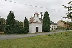 Kaplička v Jiřicích u Moravských Budějovic.jpg