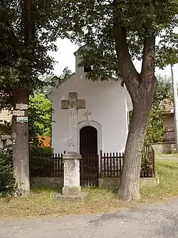 Kaplička a kamenný křížek v Bražné