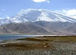 Pohled na Muztag Ata od jezera Karakul
