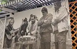 Plakát s Karlem Krylem na plotě zahrádky restaurace Konspira v centru Vratislavi