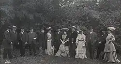 Od leva: Karel Šťastný, Jan Vandas, Otto Poppler, mistr Alois Jirásek, Karel Smetana bratr Bedřicha Smetany, jeho dcera Růžena, Oldřich Šťastný, pí M. Zajíčková, František Pácal, Jaroslav Kvapil, pí K. Laubová, tehdejší purkmistr a starosta osady lékárník Jan Laub, Břetislav Šťastný,pí Hana Kvapilová