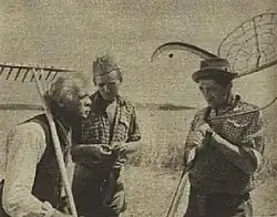 Scéna z filmu „Ves v pohraničí“, zleva jsou: B.Záhorský jako dědeček, L.Lipský a Karel Effa v úlohách pracovníků