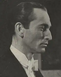 Karel Hradilák jako lord Darlington ve hře O. Wilda Vějíř lady Windermerové, Komorní divadlo Praha (Světozor, 1939)